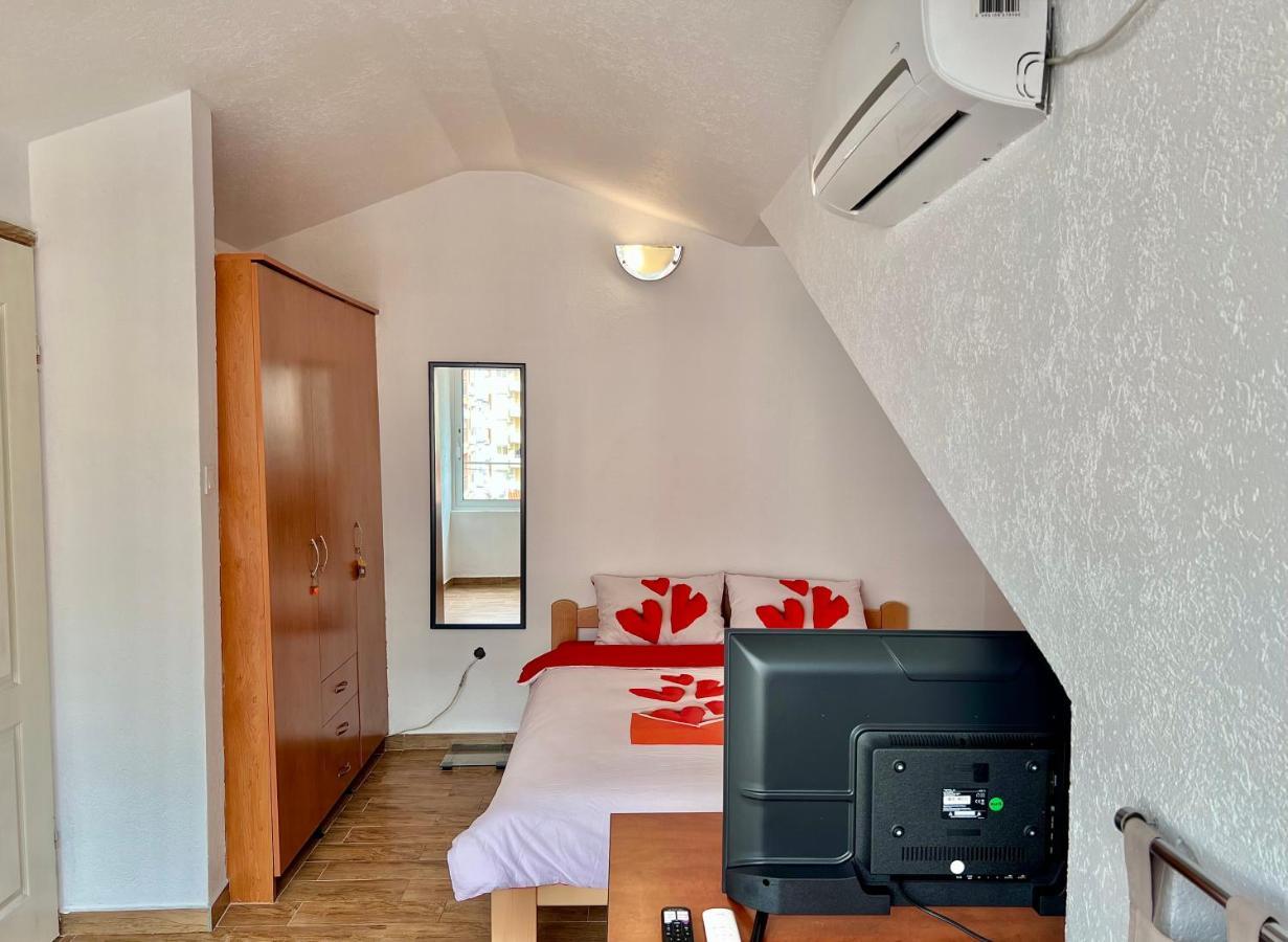 Homestay Mark - Double Bed Room - Shared Bathroom And Kitchen ブドヴァ エクステリア 写真