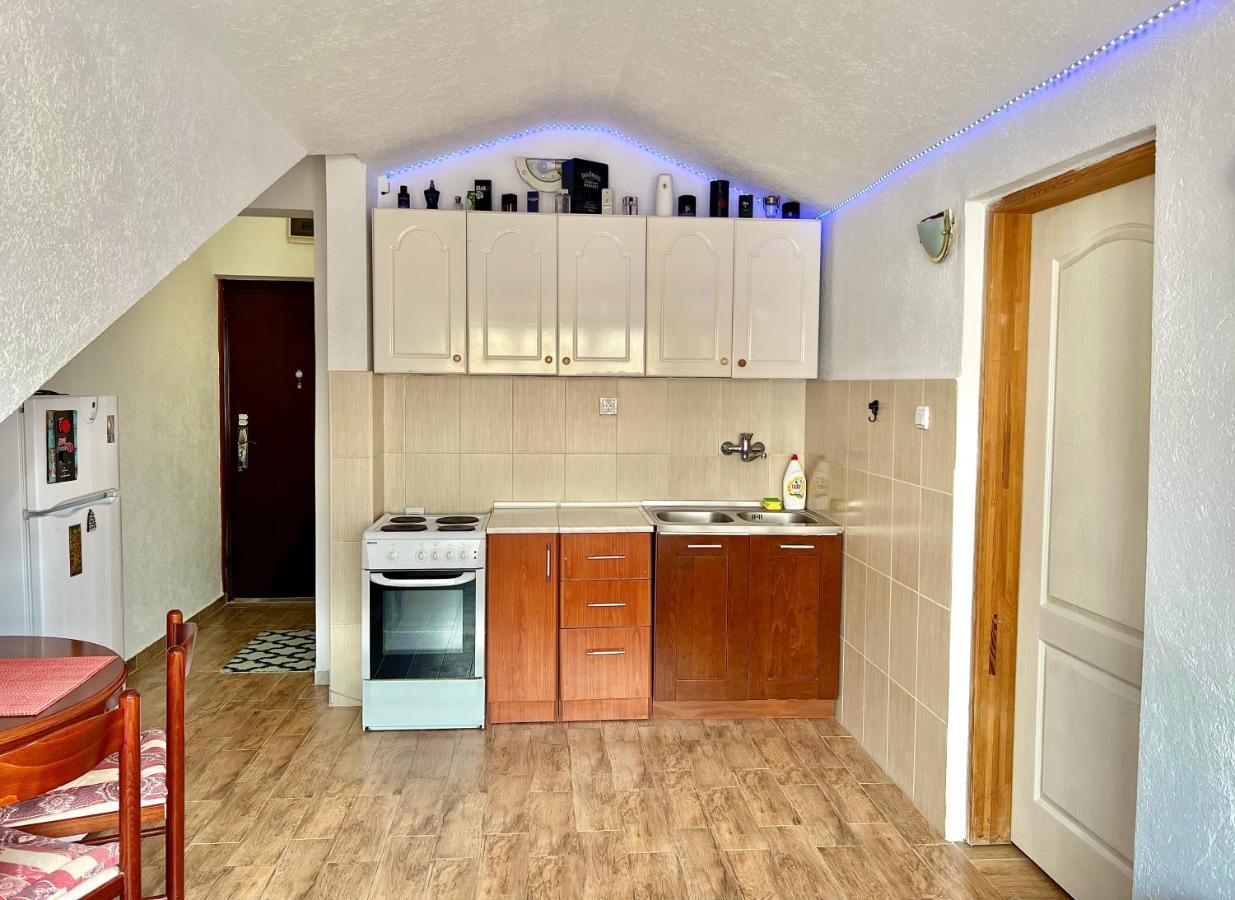Homestay Mark - Double Bed Room - Shared Bathroom And Kitchen ブドヴァ エクステリア 写真