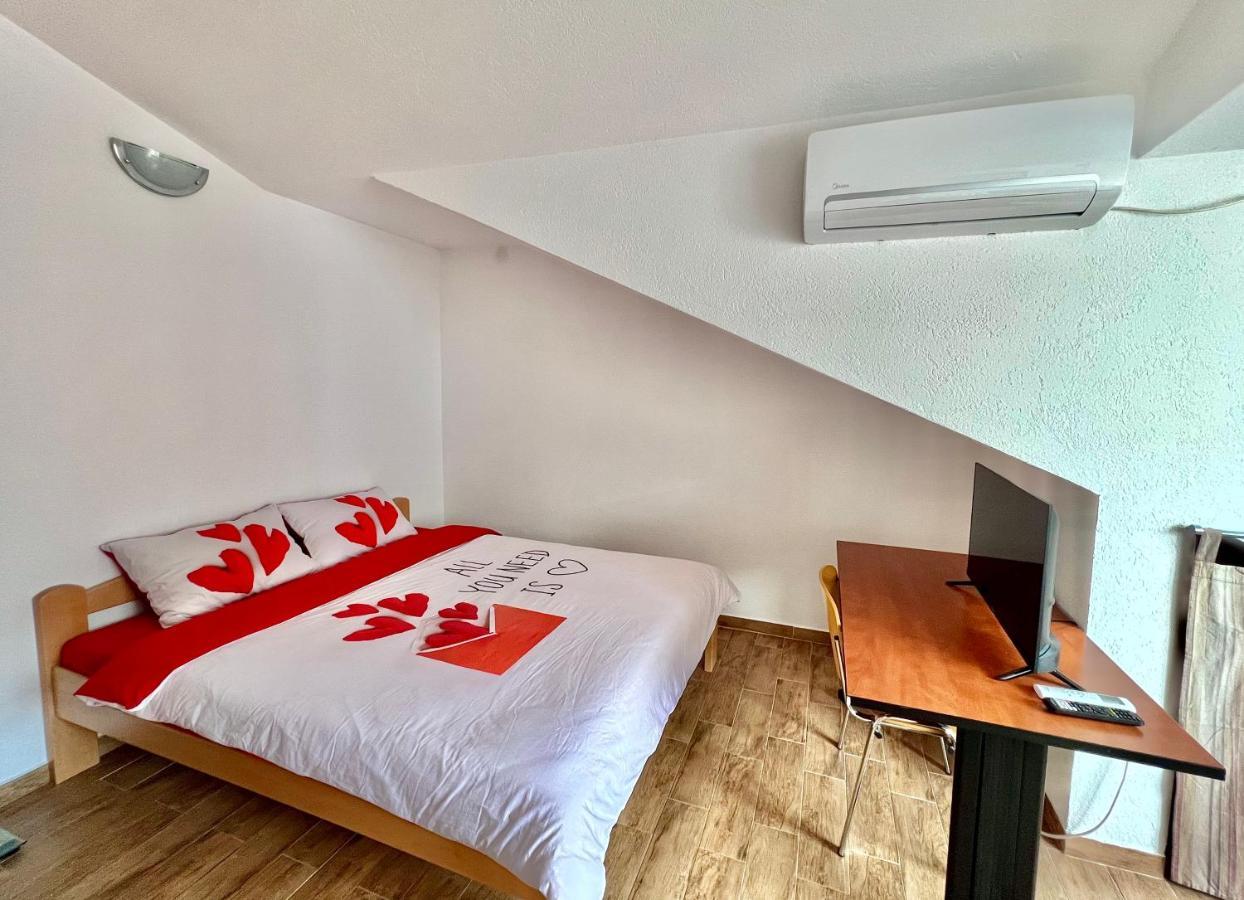 Homestay Mark - Double Bed Room - Shared Bathroom And Kitchen ブドヴァ エクステリア 写真
